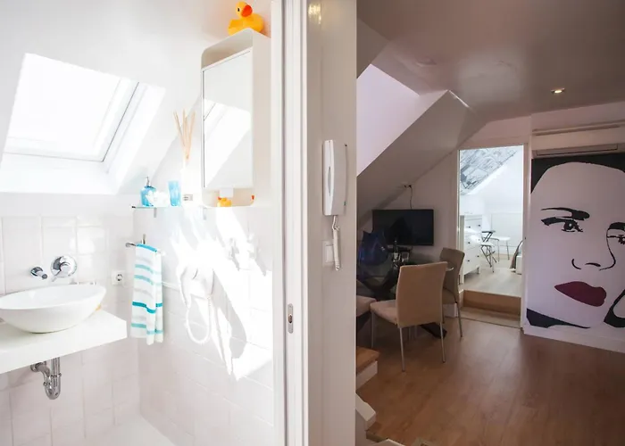 155 - Amalia In Santos