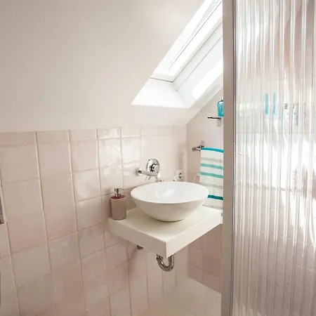 155 - Amalia In Santos * Lissabon